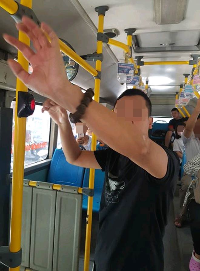 Người đàn ông thủ dâm trên xe buýt: Vì sao không xử phạt được? - 1