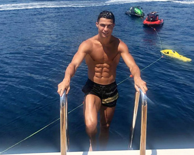Ronaldo cực chất: Hôn bồ xinh, vung tay &#34;đốt&#34; 500 triệu đồng trong &#34;nháy mắt&#34; - 3