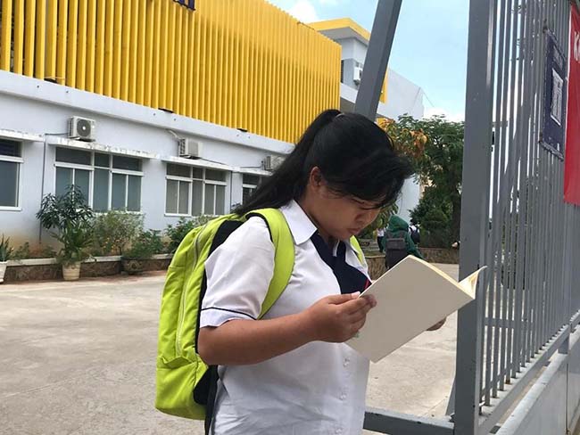 Thí sinh lo lắng trước khi bước vào thi môn Toán - 1