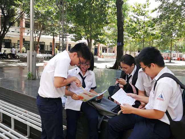 Thí sinh lo lắng trước khi bước vào thi môn Toán - 3