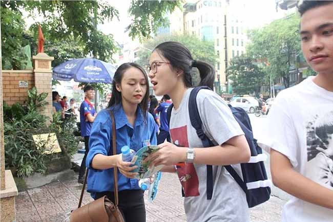 Thí sinh lo lắng trước khi bước vào thi môn Toán - 4