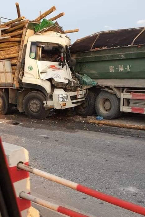HN: Xe tải đâm nhau kinh hoàng trên cầu Thanh Trì, 2 người tử vong - 2