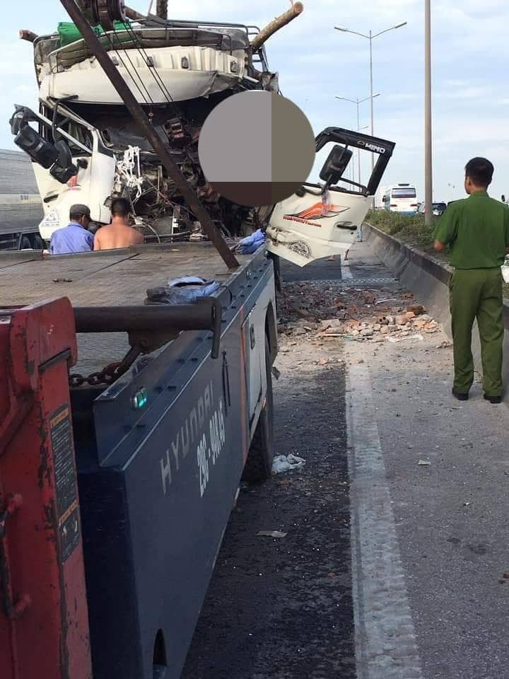 HN: Xe tải đâm nhau kinh hoàng trên cầu Thanh Trì, 2 người tử vong - 1
