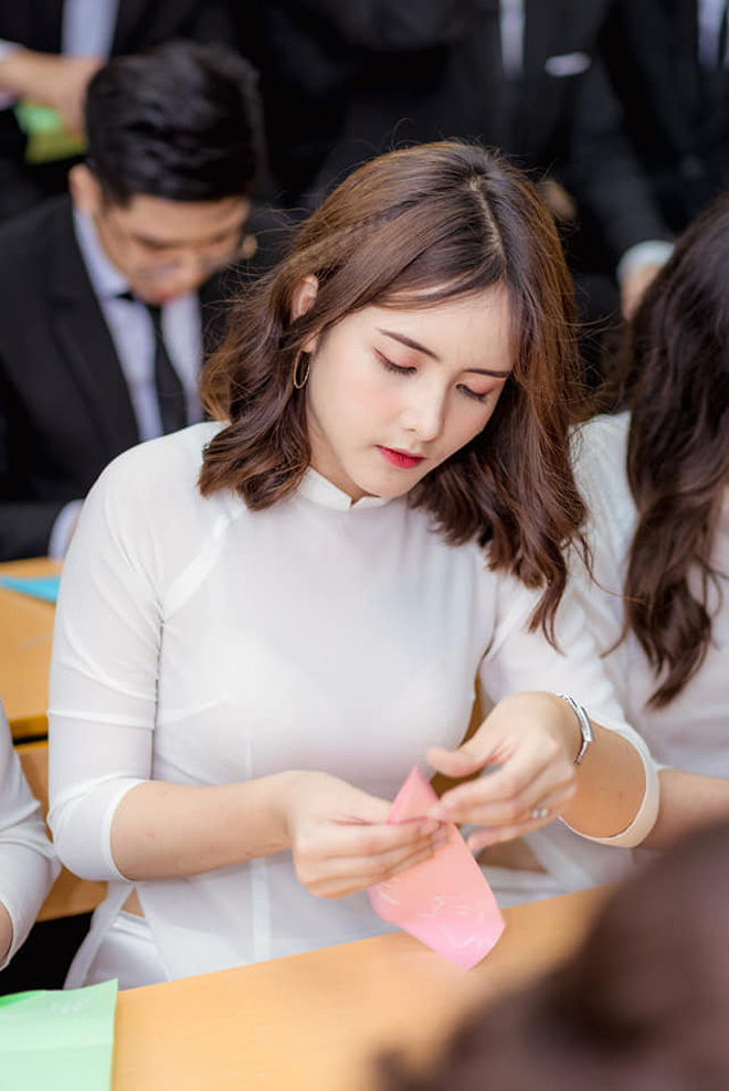 Chỉ với khoảnh khắc chụp vội ở điểm thi, nữ sinh xinh đẹp vẫn &#34;gây bão&#34; mạng - 3