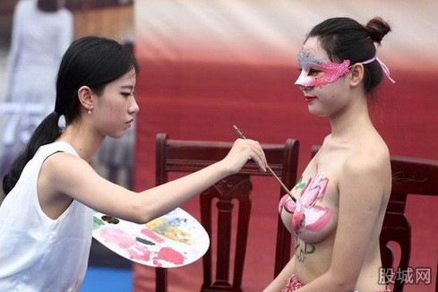 Thiếu nữ kể sự thật trần trụi về nghề người mẫu &#34;mặc&#34; quần áo vẽ - 1
