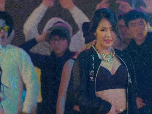 Media - Ngắm "nữ thần sân cỏ" có đôi chân dài quyến rũ và vũ đạo nóng bỏng