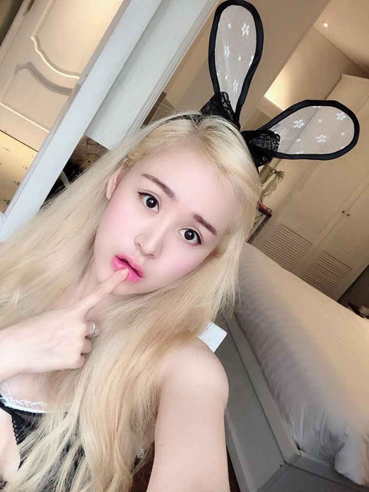 &#34;Bà Tưng&#34; Huyền Anh lại gây tranh cãi vì khoe vòng 1 táo bạo - 5