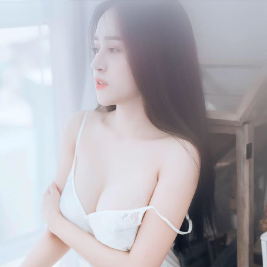 &#34;Bà Tưng&#34; Huyền Anh lại gây tranh cãi vì khoe vòng 1 táo bạo - 7