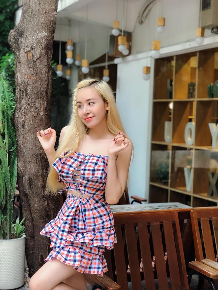 &#34;Bà Tưng&#34; Huyền Anh lại gây tranh cãi vì khoe vòng 1 táo bạo - 4