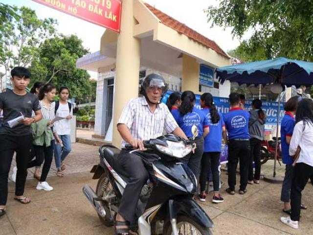 Tin tức trong ngày - Nguyên Phó Chủ tịch Mặt trận xã 44 tuổi, đi thi tốt nghiệp THPT quốc gia