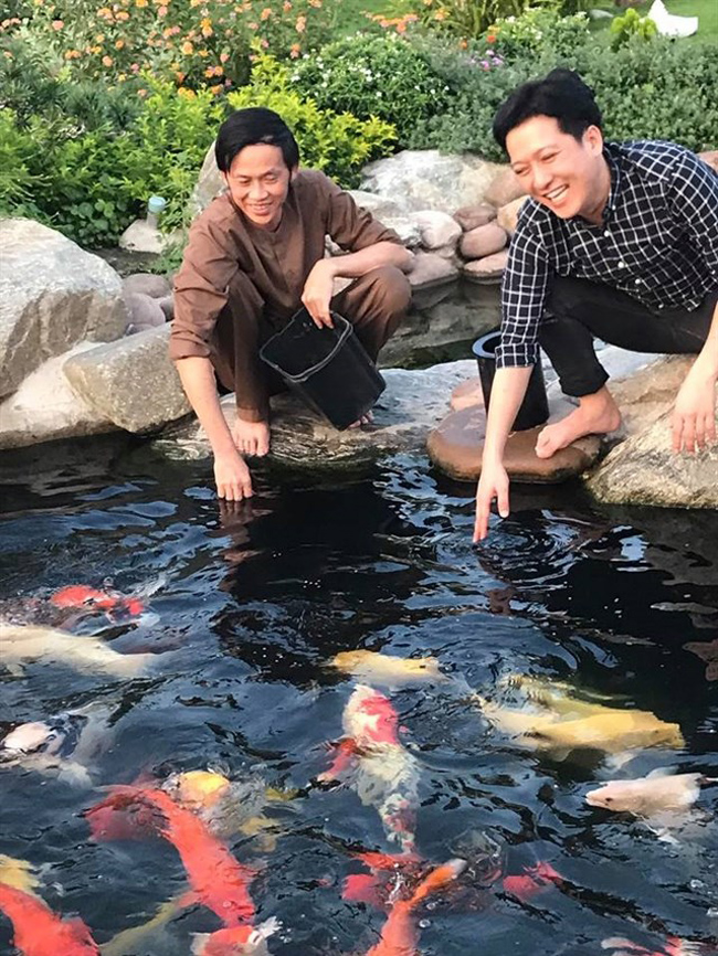 Là nghệ sĩ nổi tiếng, có gia sản lớn nhưng Hoài Linh lại rất tiết kiệm trong đời sống hàng ngày. Anh cũng không ngại tự tay làm những công việc vun vén cho nhà thờ Tổ. Trong ảnh, Hoài Linh cho cá ăn khi tiếp Trường Giang ghé thăm.