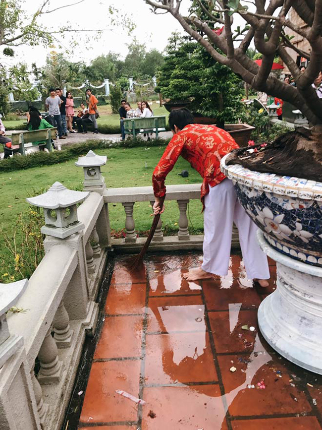 Trước đó, Hoài Linh cũng nhiều lần được trông thấy cầm chổi quét lá, thu dọn trong khuôn viên nhà thờ Tổ.