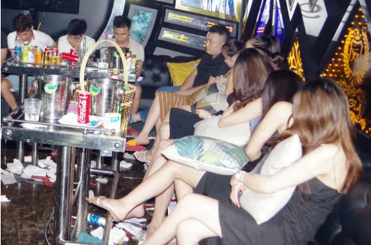 Bắt quả tang 11 &#34;chân dài&#34; và 17 nam thanh niên mở tiệc ma túy ở quán karaoke - 1