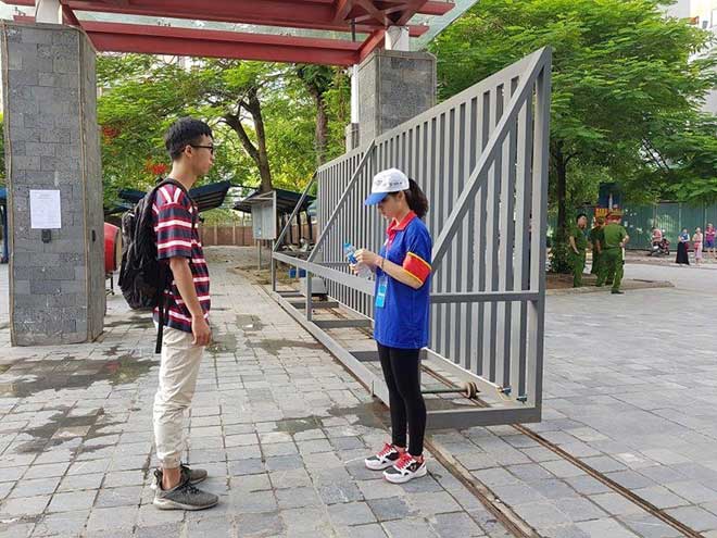Thí sinh bất ngờ vì bị kiểm tra... nhãn dán chai nước suối - 1
