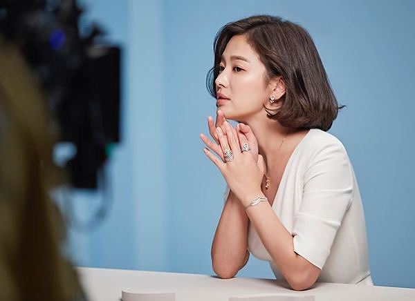 Song Hye Kyo mắt khói hay bánh bèo đều quá xinh đẹp - 10