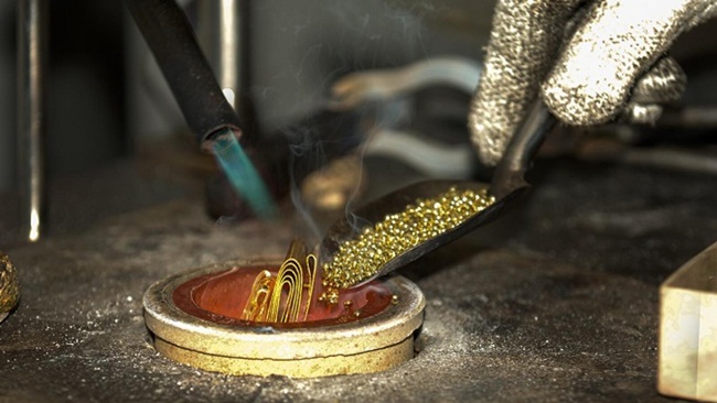 Năm 2013, hãng thông tấn Mehr của Iran đăng tải thông tin cho thấy có 15 mỏ vàng đang khai thác ở nước này.