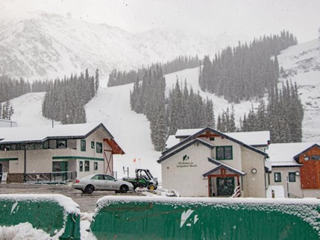 Du lịch - Tuyết rơi trong ngày hè nước Mỹ không phải chuyện... tưởng tượng