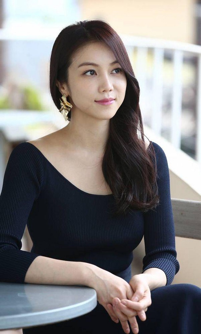 Về chuyện tình cảm, Kim Ok Bin từng xác nhận hẹn hò với nam diễn viên Lee Hee Joon sau một thời gian tham gia dự án chung cùng nhau. Được biết, cặp đôi xảy ra chuyện "phim giả tình thật" khi đóng phim Yoona's Street của đài jTBC.