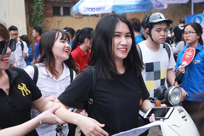 Dàn gái xinh thi THPT Quốc gia 2019 gây chú ý vì nhan sắc xinh đẹp - 1