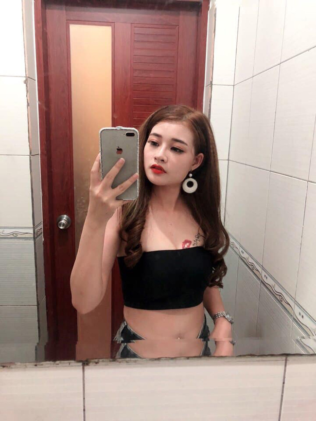 Kim Anh là nữ DJ làm việc tại TP.HCM. 