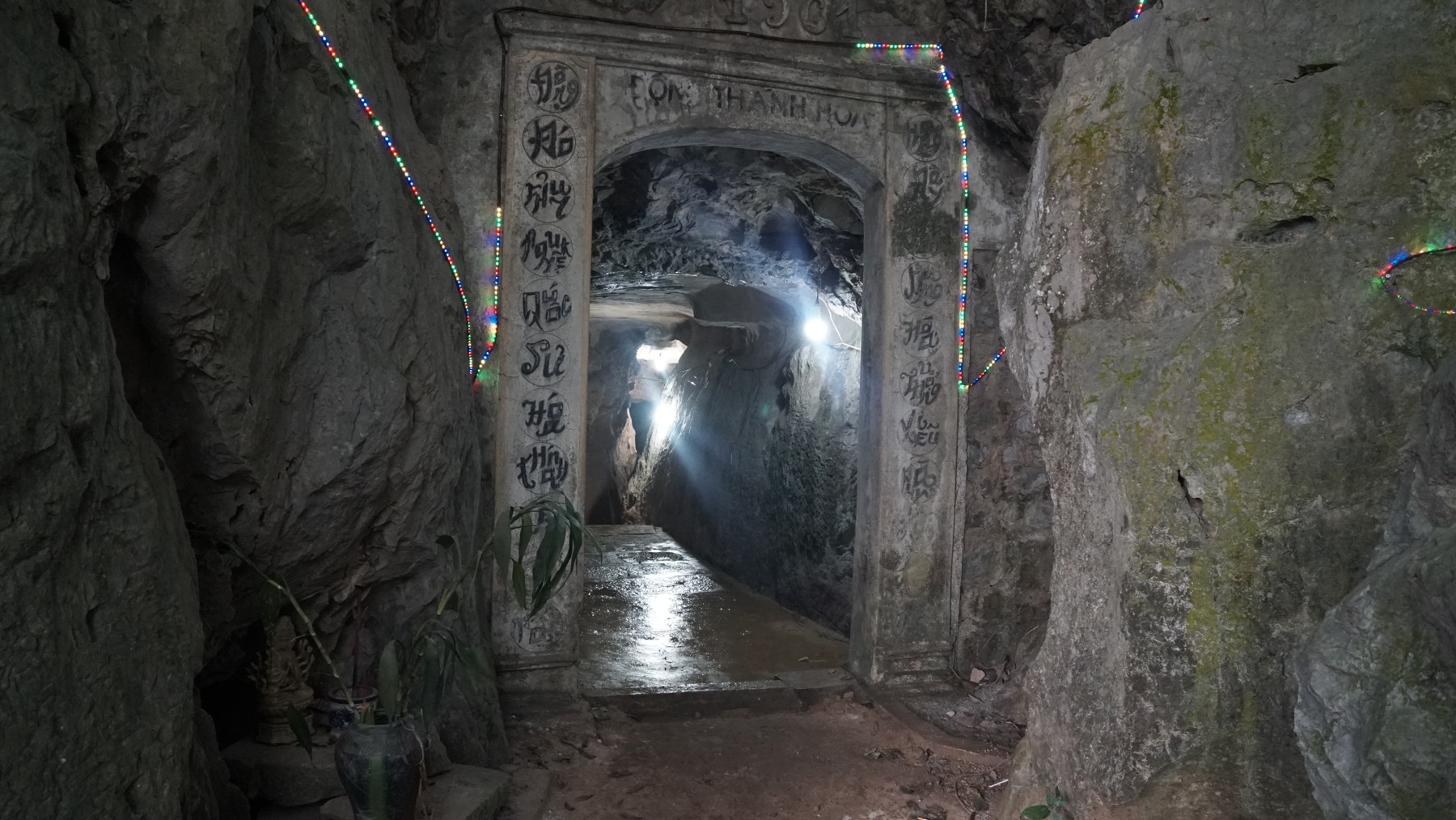 Ngôi chùa kỳ bí chứa cổ vật từ vạn năm trước: Khám phá hang xương trong lòng núi đá - 3