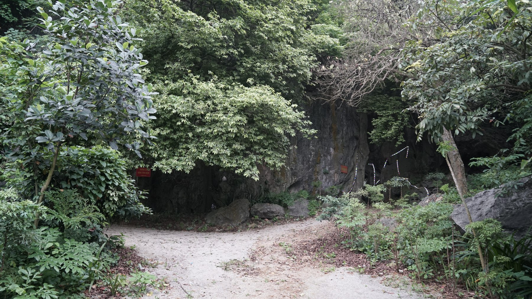 Ngôi chùa kỳ bí chứa cổ vật từ vạn năm trước: Khám phá hang xương trong lòng núi đá - 2
