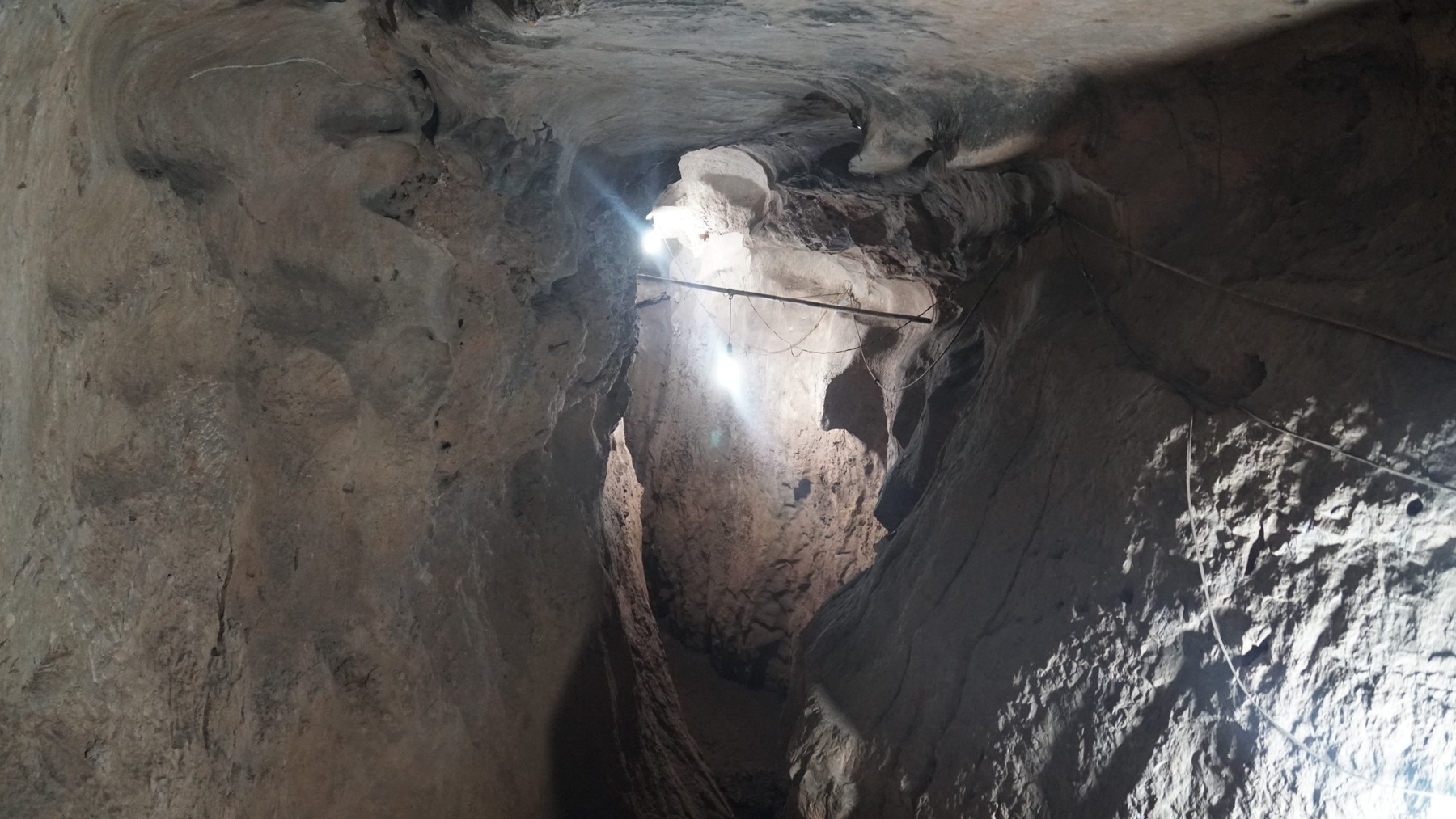 Ngôi chùa kỳ bí chứa cổ vật từ vạn năm trước: Khám phá hang xương trong lòng núi đá - 6