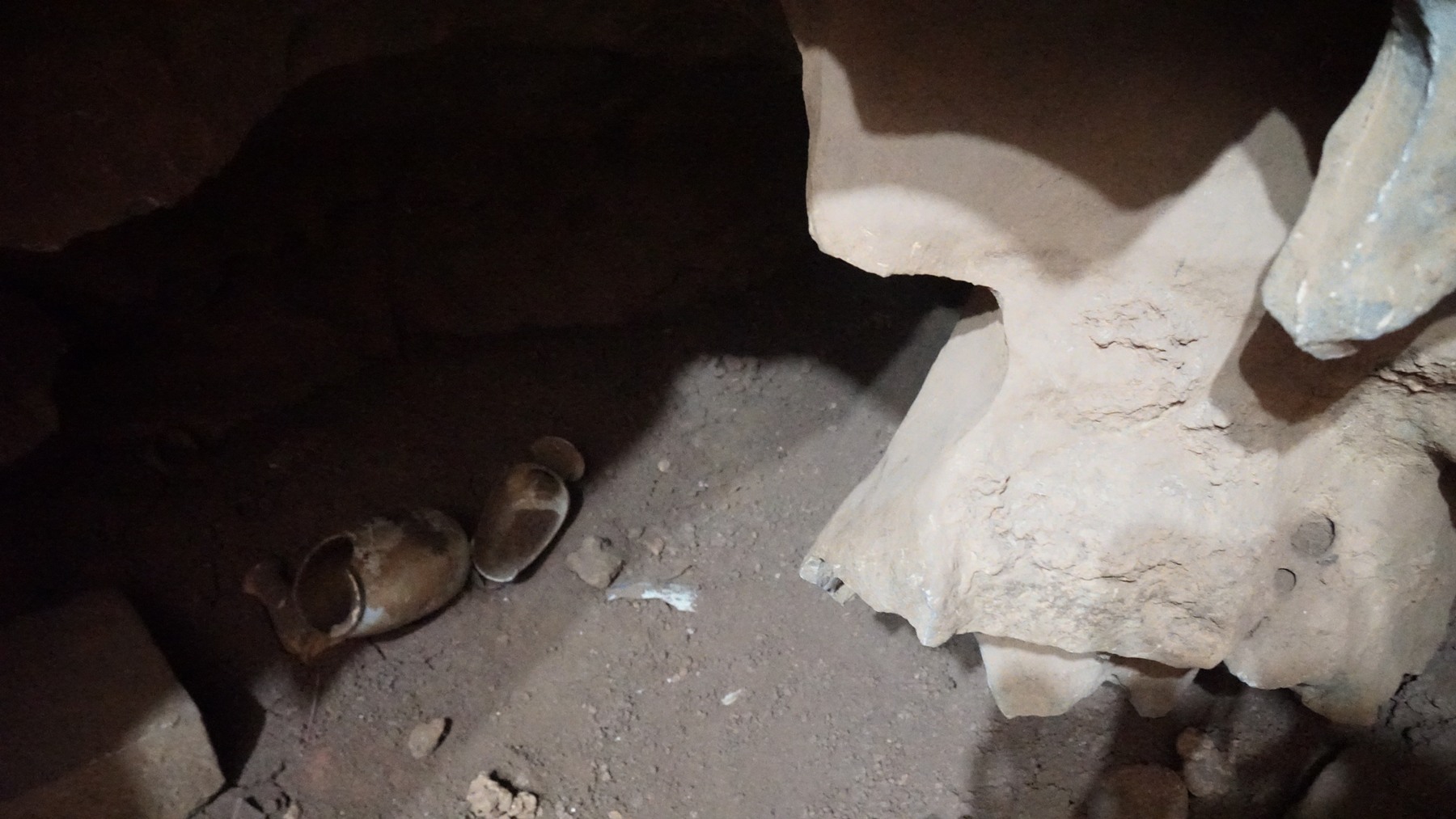 Ngôi chùa kỳ bí chứa cổ vật từ vạn năm trước: Khám phá hang xương trong lòng núi đá - 8