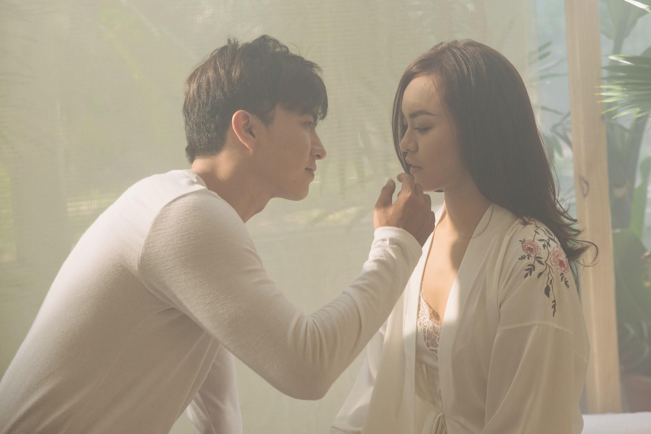 Mai Ngô đóng cảnh giường chiếu táo bạo trong MV nửa tỷ của Quang Hà - 3