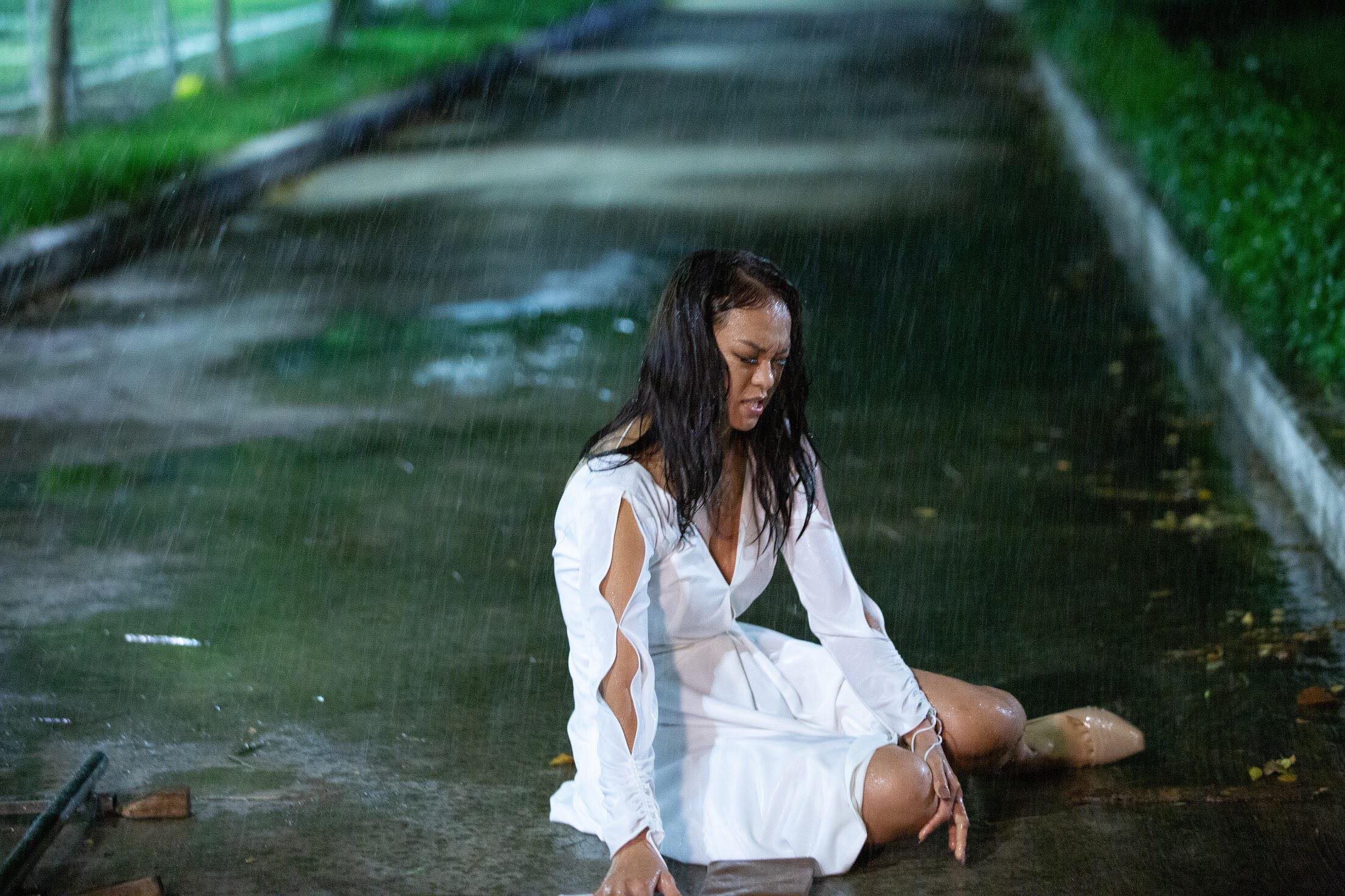 Mai Ngô đóng cảnh giường chiếu táo bạo trong MV nửa tỷ của Quang Hà - 5