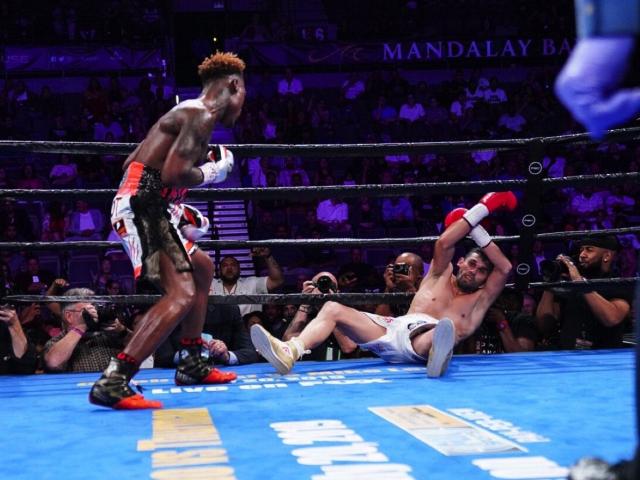 Thể thao - Knock-out kinh thiên động địa: 1 đấm "thôi sơn" đối thủ bay khỏi sàn