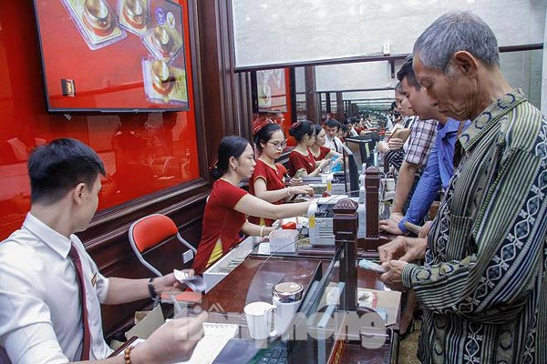 Phố vàng Hà thành ra sao khi giá vàng tăng vọt như "tên lửa"? - 10