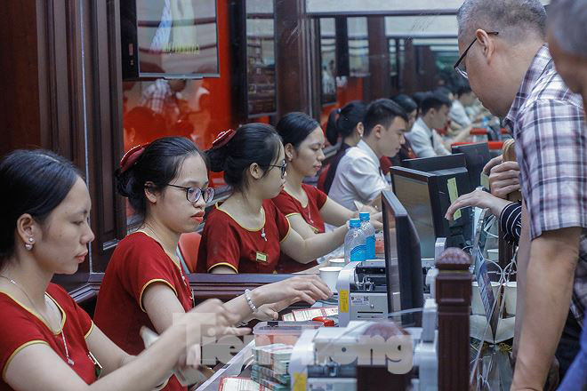 Phố vàng Hà thành ra sao khi giá vàng tăng vọt như "tên lửa"? - 11