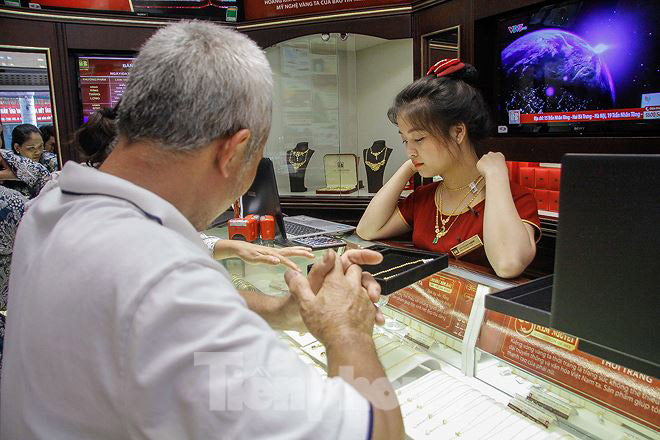 Phố vàng Hà thành ra sao khi giá vàng tăng vọt như "tên lửa"? - 12