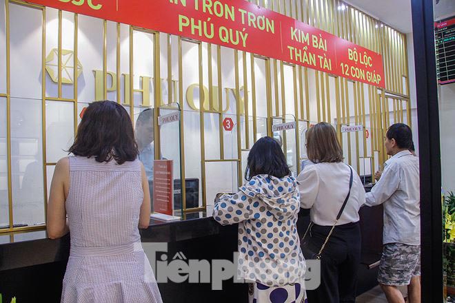 Phố vàng Hà thành ra sao khi giá vàng tăng vọt như "tên lửa"? - 2