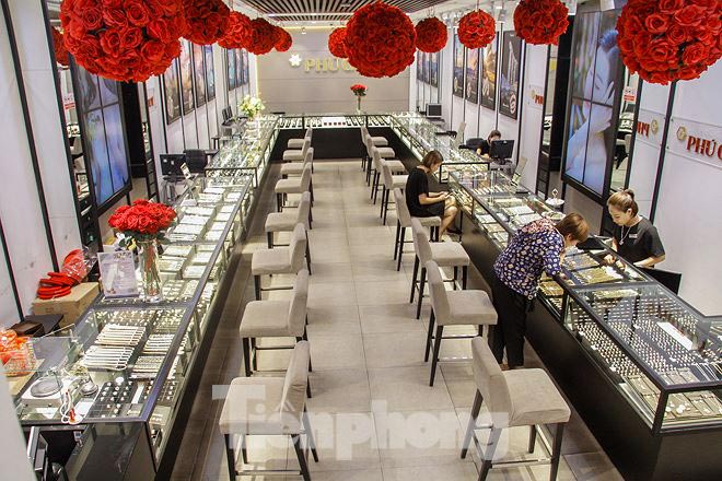 Phố vàng Hà thành ra sao khi giá vàng tăng vọt như "tên lửa"? - 4