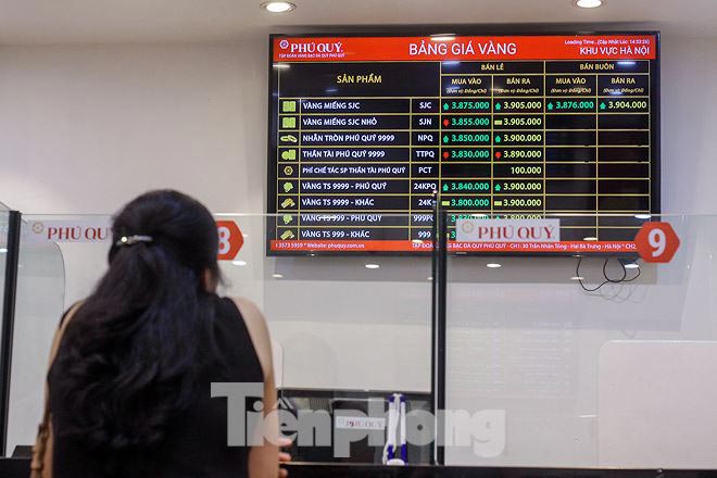 Phố vàng Hà thành ra sao khi giá vàng tăng vọt như "tên lửa"? - 6