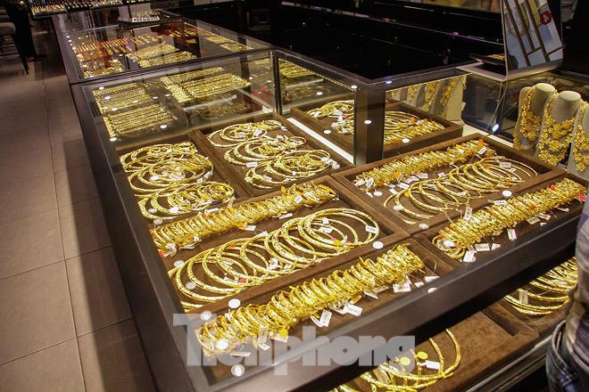 Phố vàng Hà thành ra sao khi giá vàng tăng vọt như "tên lửa"? - 7