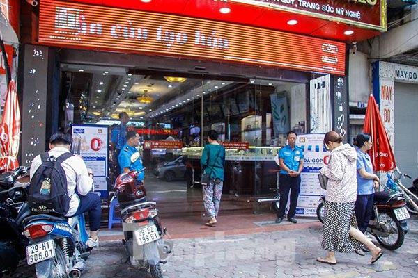 Phố vàng Hà thành ra sao khi giá vàng tăng vọt như "tên lửa"? - 8