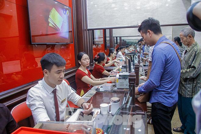 Phố vàng Hà thành ra sao khi giá vàng tăng vọt như "tên lửa"? - 9