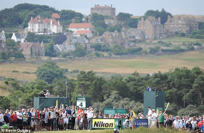"Phát hiện" vùng đất 275 năm toàn đàn ông "sống": 12 nữ VĐV quá may mắn - 1