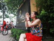 Tin tức trong ngày - Mẹ ngồi cầu nguyện hàng giờ và những khoảnh khắc ấn tượng nhất kỳ thi Tốt nghiệp THPT 2019