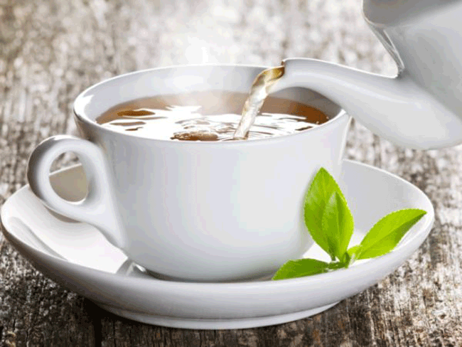 7. Thường xuyên uống trà có thể giảm 21% nguy cơ đột quỵ. Theo một nghiên cứu từ Trường Y khoa UCLA, việc nhấm nháp trà có thể giúp bảo vệ bạn khỏi nguy cơ đột quỵ đe dọa đến tính mạng. Các nhà nghiên cứu phát hiện ra rằng, những người uống ít nhất 3 cốc mỗi ngày có nguy cơ bị đột quỵ bằng 1/5 so với những người uống ít hơn 1 cốc. Cả 2 loại trà xanh và trà đen đều có nguồn gốc là thực vật chứa chất chống oxy hóa mạnh mẽ EGCG (epigallocatechin gallate) và axit amin theanine có thể bảo vệ các mạch và động mạch. 