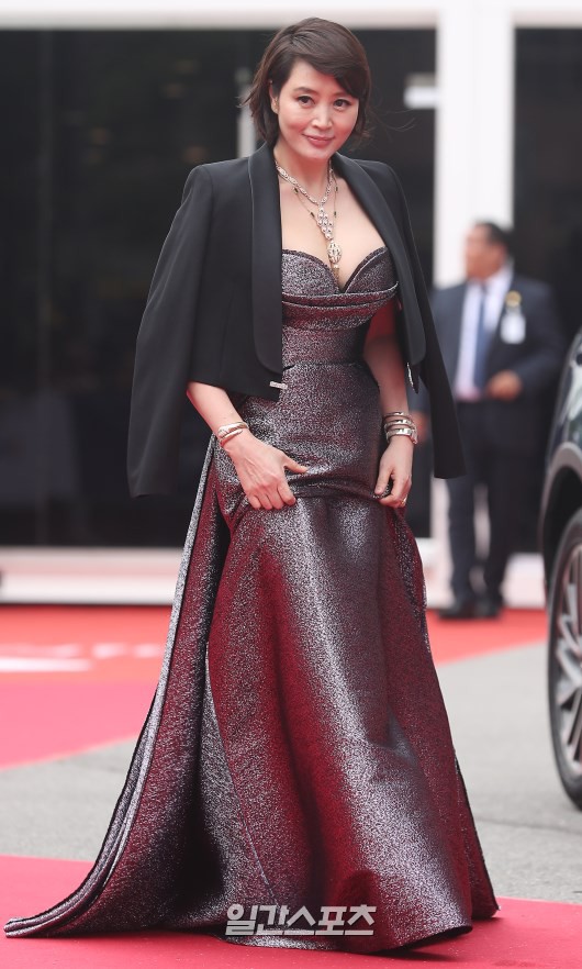 Dàn mỹ nhân o ép vòng 1 vẫn "lu mờ" trước người đẹp mặc kín đáo - 6