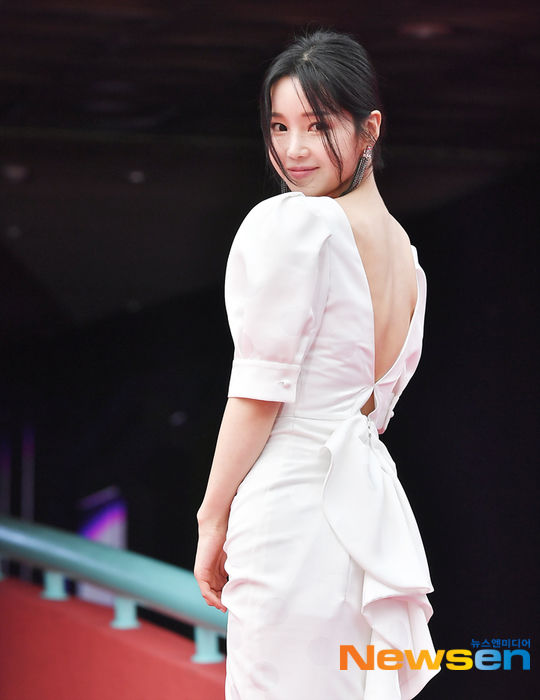 Dàn mỹ nhân o ép vòng 1 vẫn "lu mờ" trước người đẹp mặc kín đáo - 6