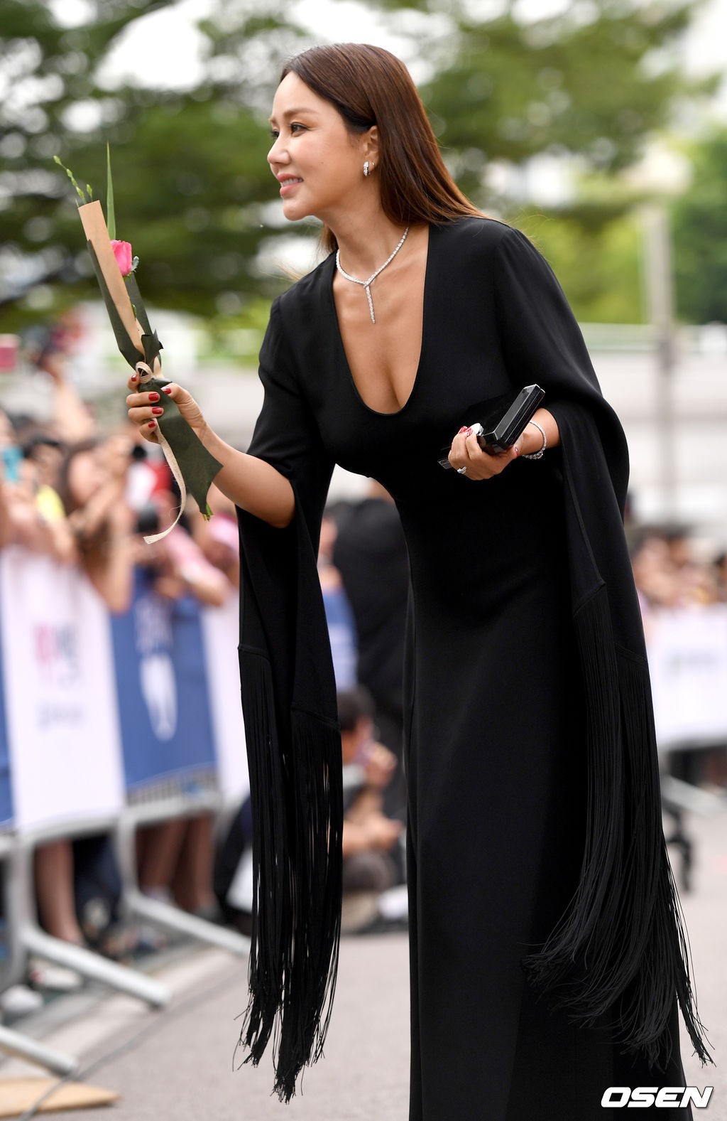 Dàn mỹ nhân o ép vòng 1 vẫn "lu mờ" trước người đẹp mặc kín đáo - 2