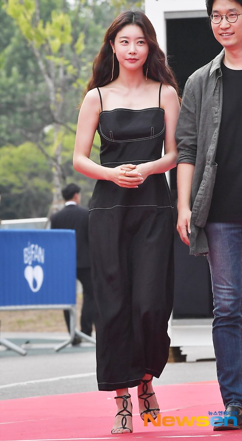 Dàn mỹ nhân o ép vòng 1 vẫn "lu mờ" trước người đẹp mặc kín đáo - 10