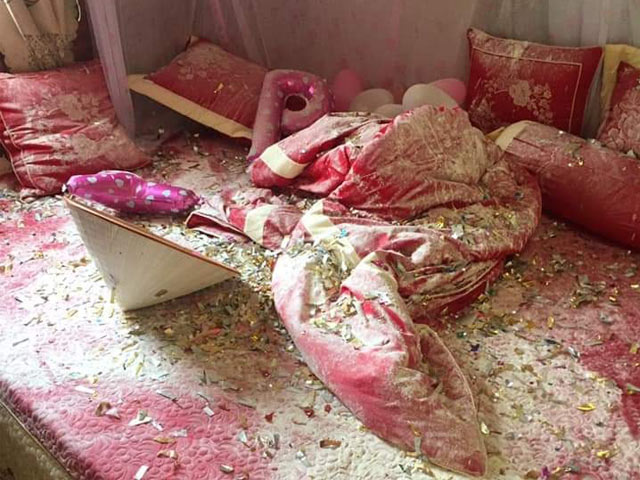 Bạn trẻ - Cuộc sống - Cô dâu bức xúc vì giường cưới bị bạn chú rể phá tan tành