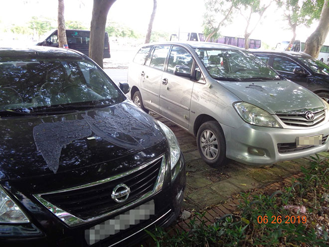 Hà Nội: Hai "xế hộp" bất ngờ bị đổ chất bẩn trong đêm - 1