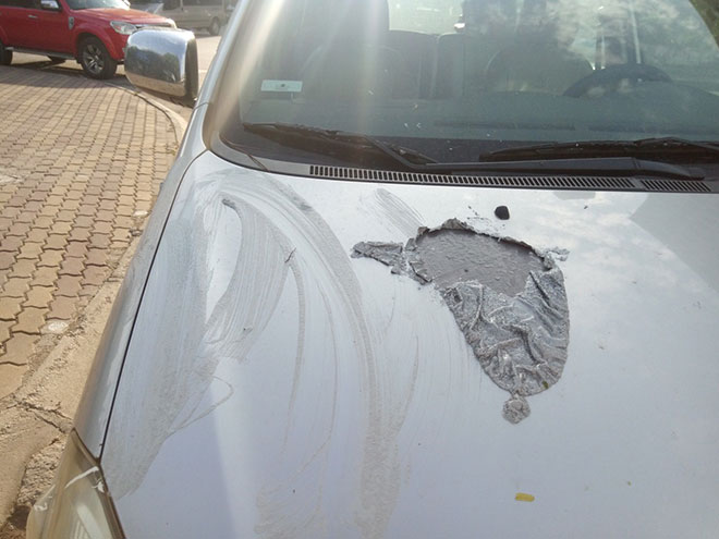 Hà Nội: Hai "xế hộp" bất ngờ bị đổ chất bẩn trong đêm - 3